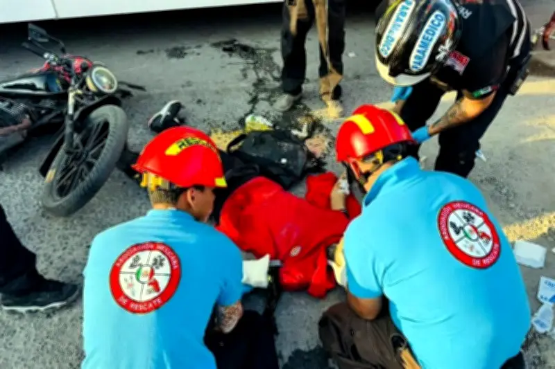 Camión de Personal Embiste a Motociclista en Accidente Vial en México