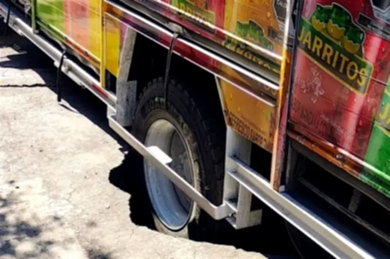 Camión de refrescos cae en socavón en Iztapalapa, CDMX, sin heridos reportados