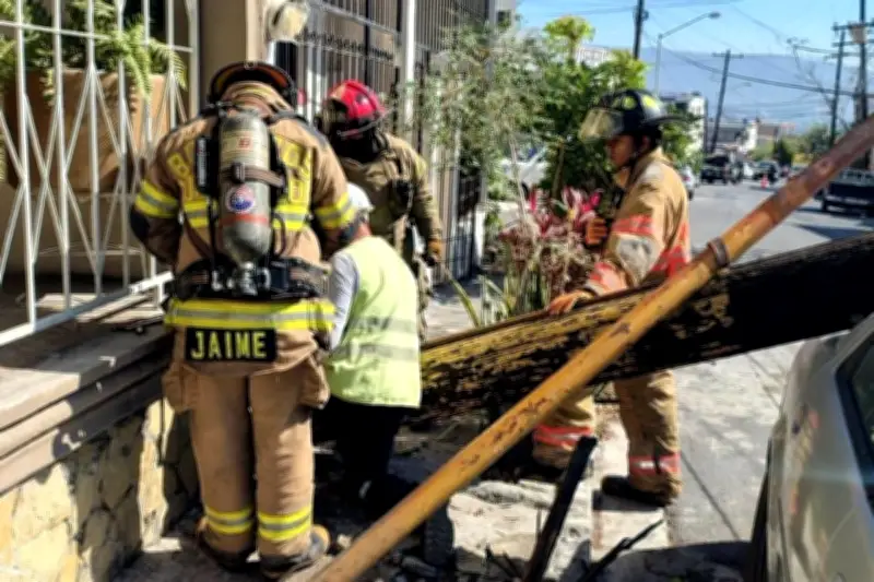 Camión derriba poste y transformador de CFE en accidente vial