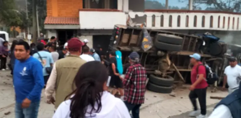Camión sin frenos impacta vivienda en Guelatao, Oaxaca; deja 4 muertos y 5 lesionados