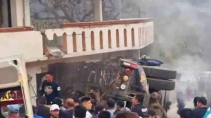 Camión trocero sin frenos causa tragedia en Oaxaca: dos muertos y ocho heridos