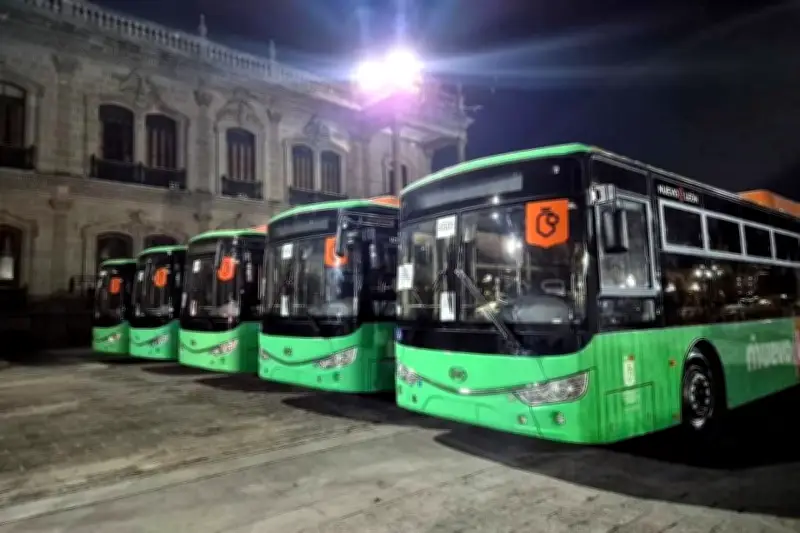 Camiones ocupan explanada de Palacio Nacional previo a evento oficial