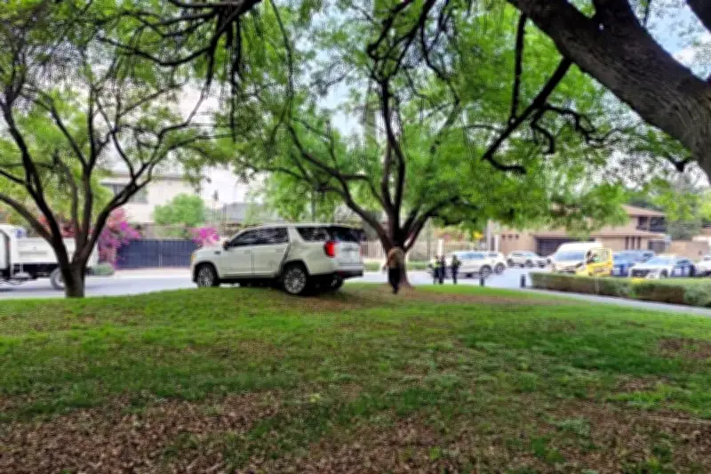 Camioneta Blindada Termina en Jardinera Tras Impacto en Choque de Tránsito