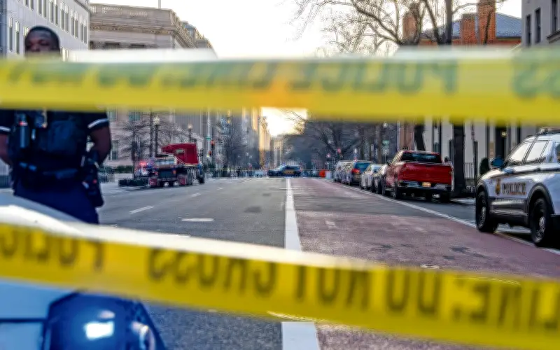 Camioneta impacta barricada de la Casa Blanca; conductor arrestado sin heridos