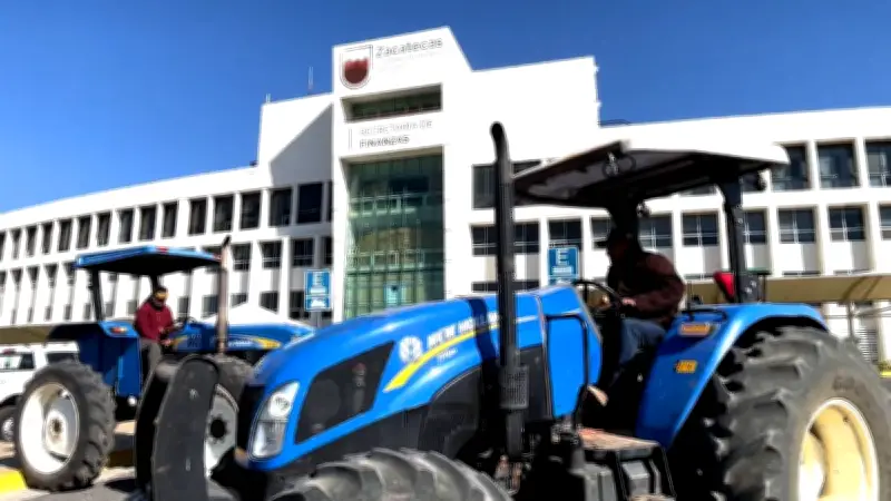 Campesinos de Zacatecas paralizan oficinas públicas exigiendo atención al campo