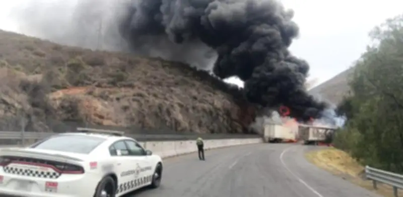 Caos en Coahuila: Dos tráileres chocan y se incendian en carretera Puerto México-Ojo Caliente