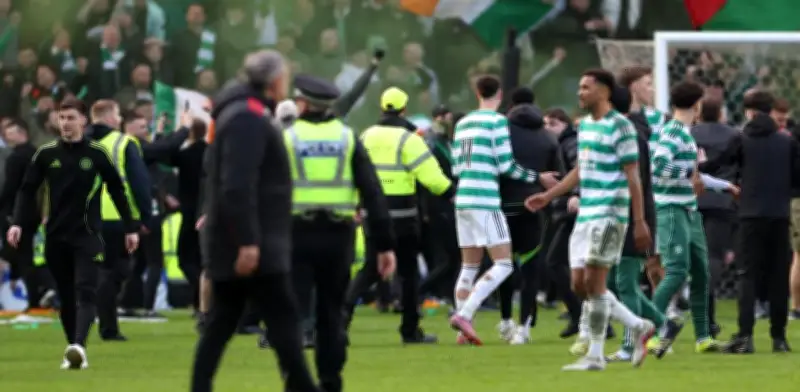 Caos en el Old Firm: Celtic gana en penales entre invasiones y violencia en la Scottish Cup