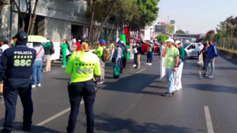 Caos vial en Tlalpan por marcha del SNTE cerca de Santa Anita; autoridades sugieren rutas alternas