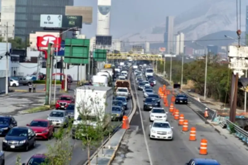 Caos vial se agrava en Monterrey por cierre de carril expres en Morones Prieto