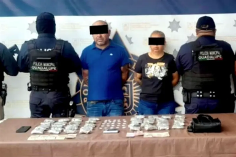 Capturan a pareja con droga; hombre era buscado por homicidio en Nuevo León