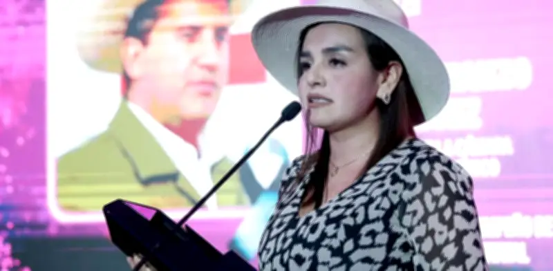 Carlos Manzo es nombrado Político del Año; su esposa recibe premio y pide alzar la voz