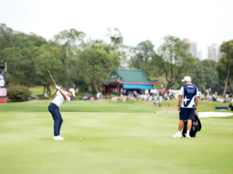 Carlos Ortiz comparte liderato en LIV Golf Hong Kong con Burmester