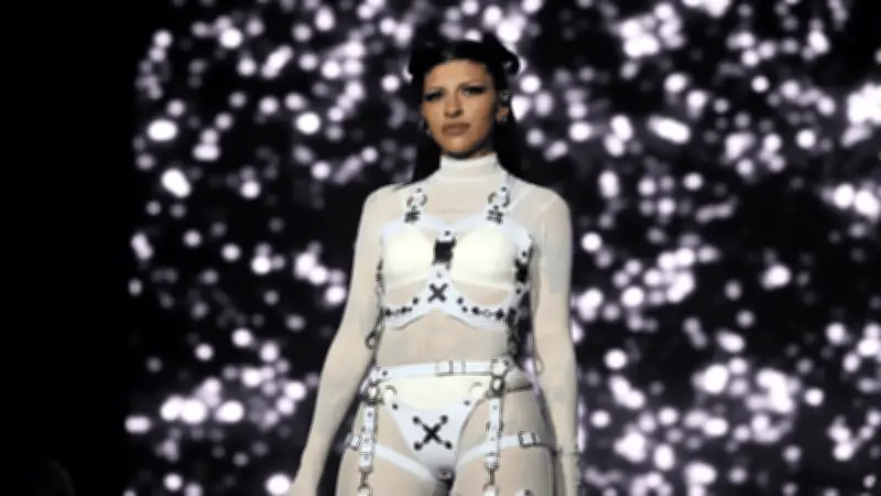 Cazzu incursiona en el mundo fitness como modelo deportiva, revelando su rutina de entrenamiento