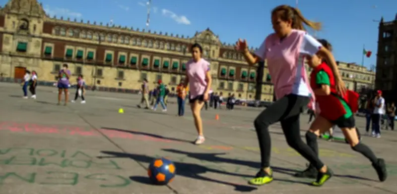 CDMX busca récord Guinness con clase masiva de fútbol en el Zócalo