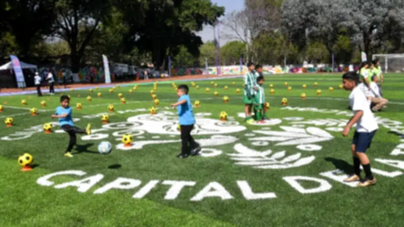 CDMX busca récord Guinness con la clase de futbol más grande del mundo en el Zócalo