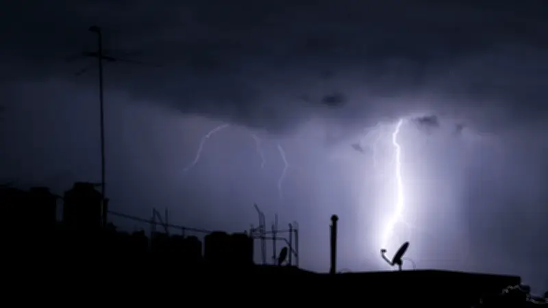 CDMX enfrenta clima extremo: lluvias, granizo y descargas eléctricas este lunes