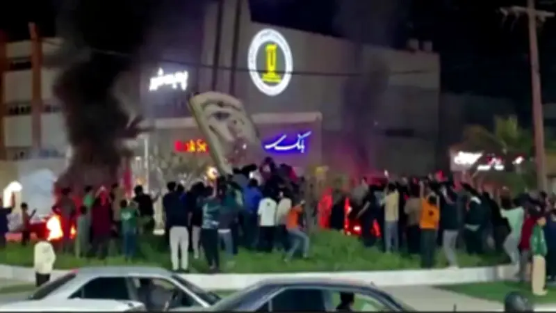 Celebran en Irán la muerte del ayatolá con manifestaciones desde edificios y calles