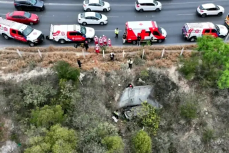 Cerronazo en León: Vehículo se desploma a barranco tras impacto en la vía