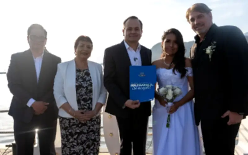 Chapala celebra 21 matrimonios colectivos gratuitos en el malecón con atardecer lacustre
