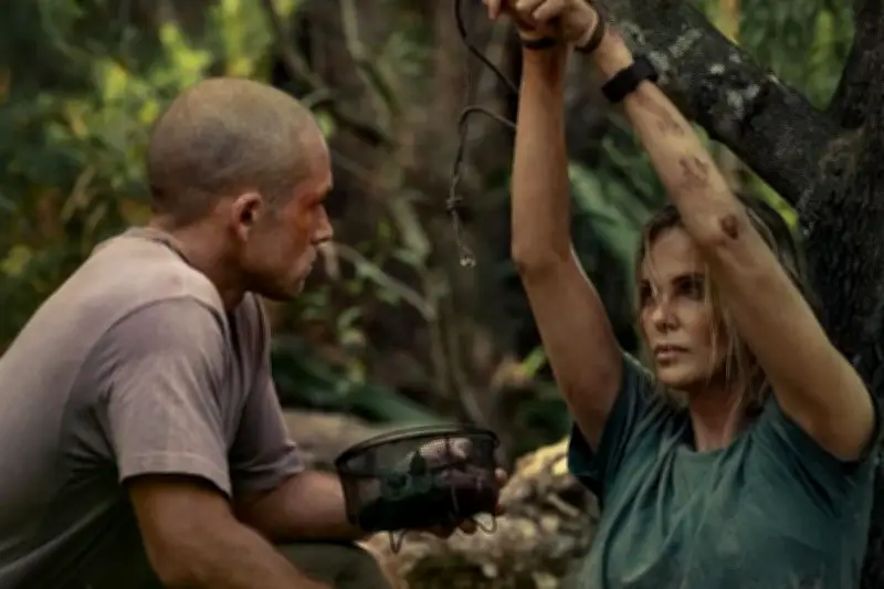 Charlize Theron escapa por su vida en el intenso tráiler de 'Apex'