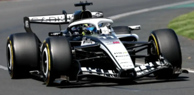 Checo Pérez anticipa 'caos' en carrera de Australia tras difícil clasificación con Cadillac