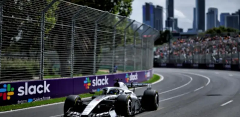 Checo Pérez arranca 18° en su regreso a la F1, superando a Bottas en Melbourne