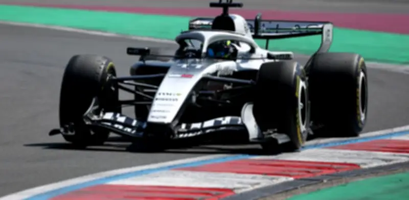 Checo Pérez arrancará desde el fondo en el GP de China; Antonelli logra pole histórica