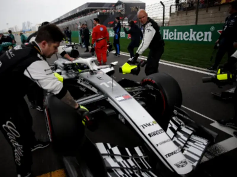 Checo Pérez asume culpa tras incidente con Bottas en China: 'Tuve toda la culpa'