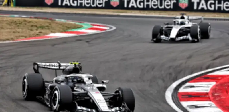 Checo Pérez asume responsabilidad por choque con Bottas en China y termina 15°