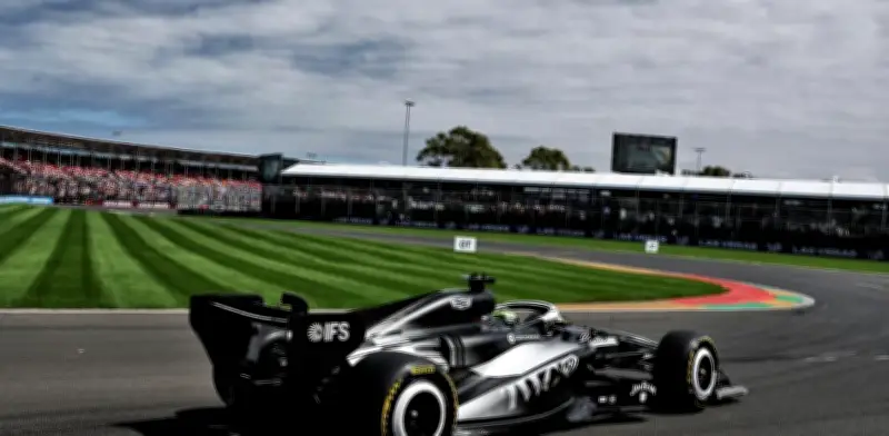 Checo Pérez califica incidente en Australia como 'competencia divertida' y critica nuevo reglamento