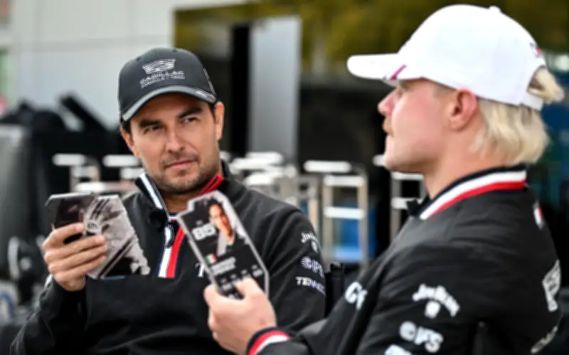 Checo Pérez confiesa incómodo momento al orinar en su monoplaza antes de carrera