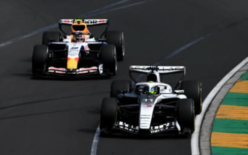 Checo Pérez culmina histórico debut de Cadillac en F1 mientras Bottas abandona