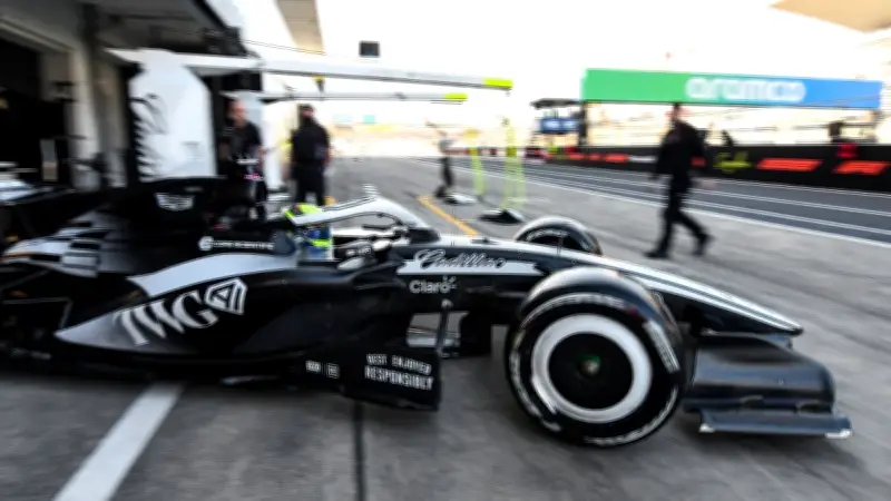 Checo Pérez enfrenta caótico inicio en GP de Japón 2026 con choque y roce