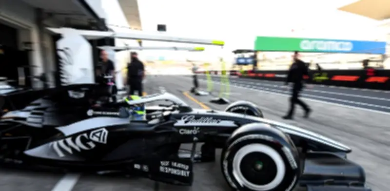 Checo Pérez: Incidente con Albon desencadenó un 'efecto dominó' en el viernes japonés