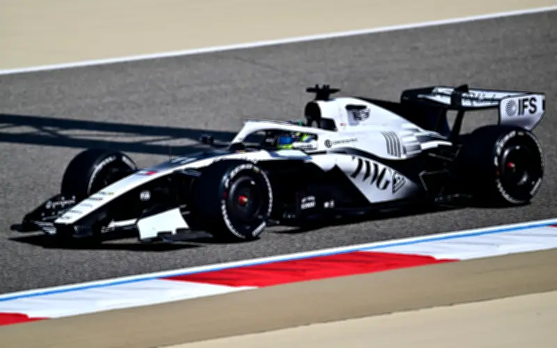 Checo Pérez regresa a la F1 con Cadillac en accidentada práctica del GP de Australia