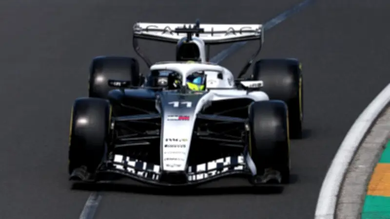 Checo Pérez se retira en Australia por fallas técnicas; Piastri lidera las prácticas