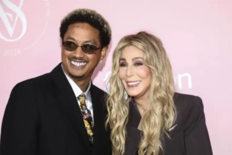 Cher desata rumores de boda con novio 40 años menor, generando revuelo mediático