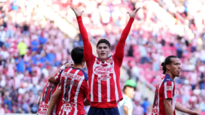 Chivas aplasta a Santos 3-0 con doblete de Armando 'La Hormiga' González