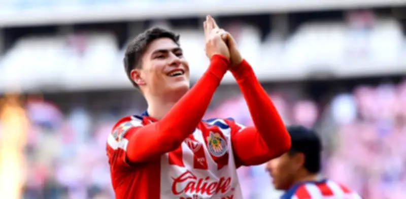 Chivas aplasta a Santos 3-0 con doblete de 'La Hormiga' González en Liga MX