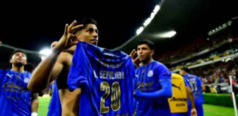 Chivas derrota 1-2 al Atlas y mantiene su dominio histórico en el Clásico Tapatío