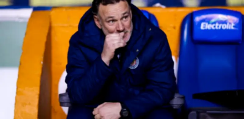 Chivas en Crisis: Lesión de Romo y Feyenoord Acecha a la 'Hormiga' González