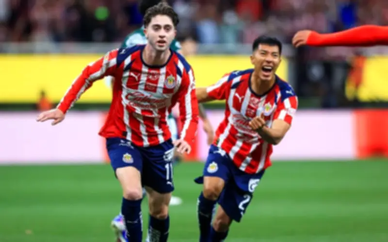 Chivas golea a León y recupera el liderato en la tabla general de la Liga MX