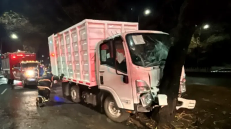 Choque de camión en Periférico Sur deja 12 trabajadores de limpia lesionados en Tlalpan