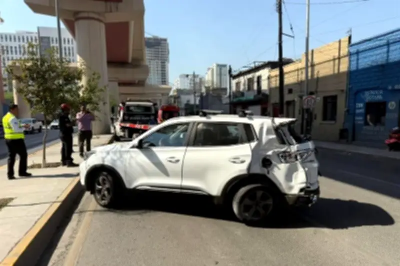 Choque de camionetas en Félix U. Gómez deja daños materiales y tráfico lento