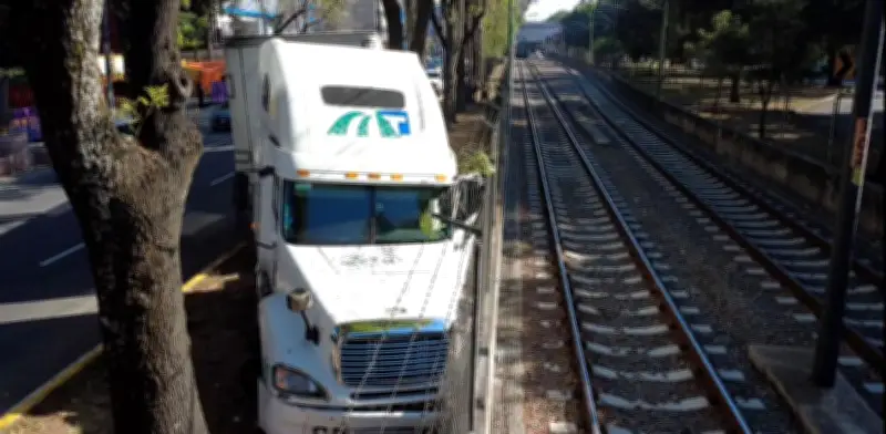 Choque de tráiler suspende servicio del Tren Ligero en CDMX, afecta a miles