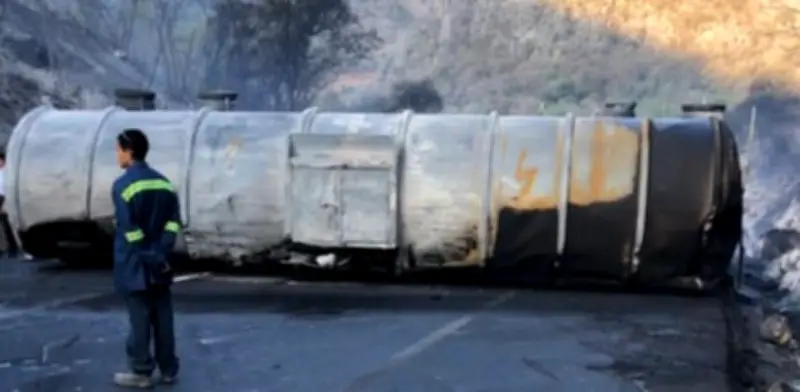 Choque de tráileres con explosión cierra carretera estatal en Tamaulipas