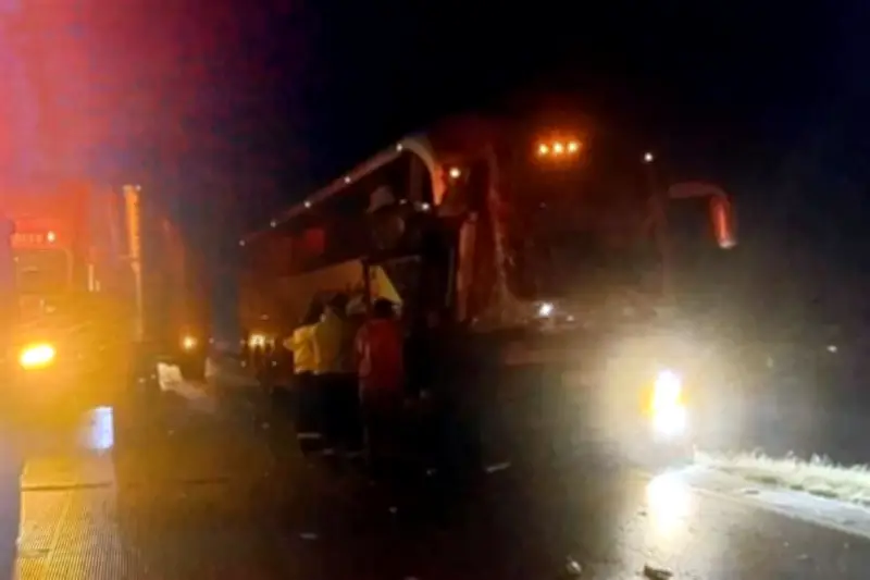 Choque entre autobús y tráiler deja 9 heridos en carretera federal