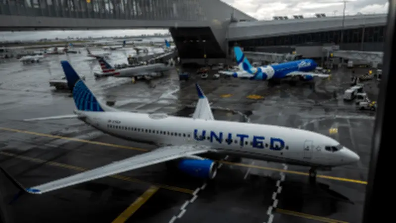 Choque entre avión y camión de bomberos paraliza Aeropuerto LaGuardia en Nueva York