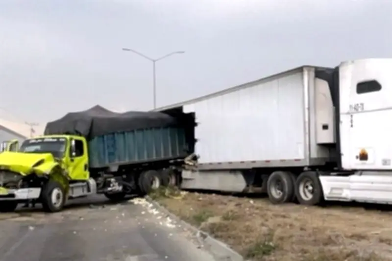 Choque Múltiple de Tráileres en la Colombia Causa Caos Vial y Emergencia