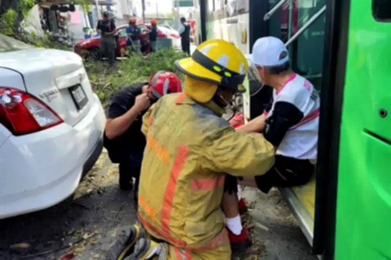 Choque por alcance en Monterrey deja dos lesionados graves en vialidad principal